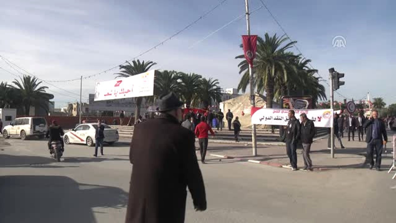 Tunuslu İşçiler "Kamuda Maaş Dondurma Planını" Protesto Etti