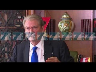 SALI BERISHA E QUAN NDRIKULL POLICEN, KOMENTUESIT I KUJTOJNE 21 JANARIN - News, Lajme - Kanali 7