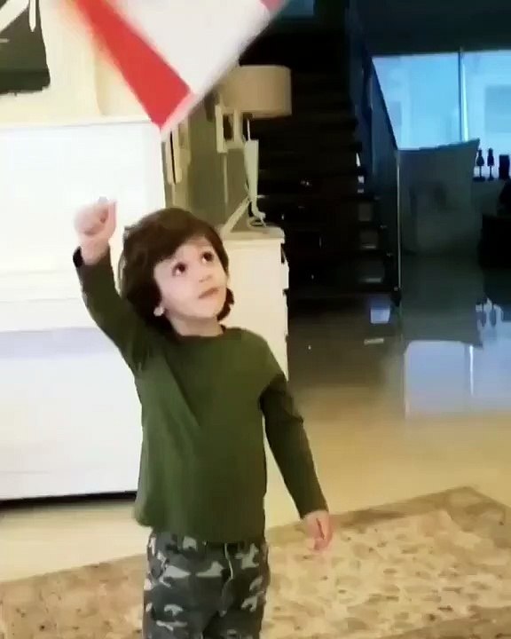 فيديو كيوت لابن الفنان #رامي_عياش في مناسبة عيد استقلال #لبنان