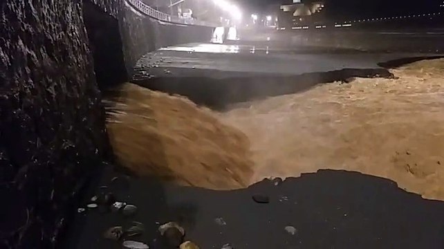 El agua corre por la playa de Las Canteras en Gran Canaria