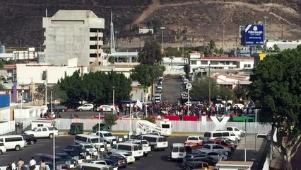 Migrantes marchan hacia puente fronterizo México-EEUU