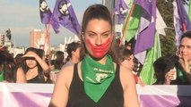 Unas 15.000 mujeres chilenas marchan en Santiago contra la violencia machista