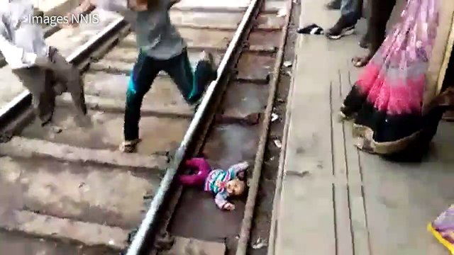 Un bébé indien tombé sur les voies survit au passage d'un train