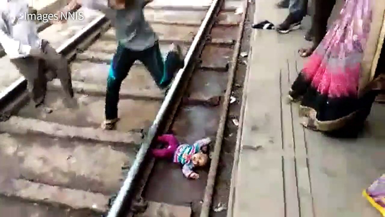Un bébé indien tombé sur les voies survit au passage d'un train