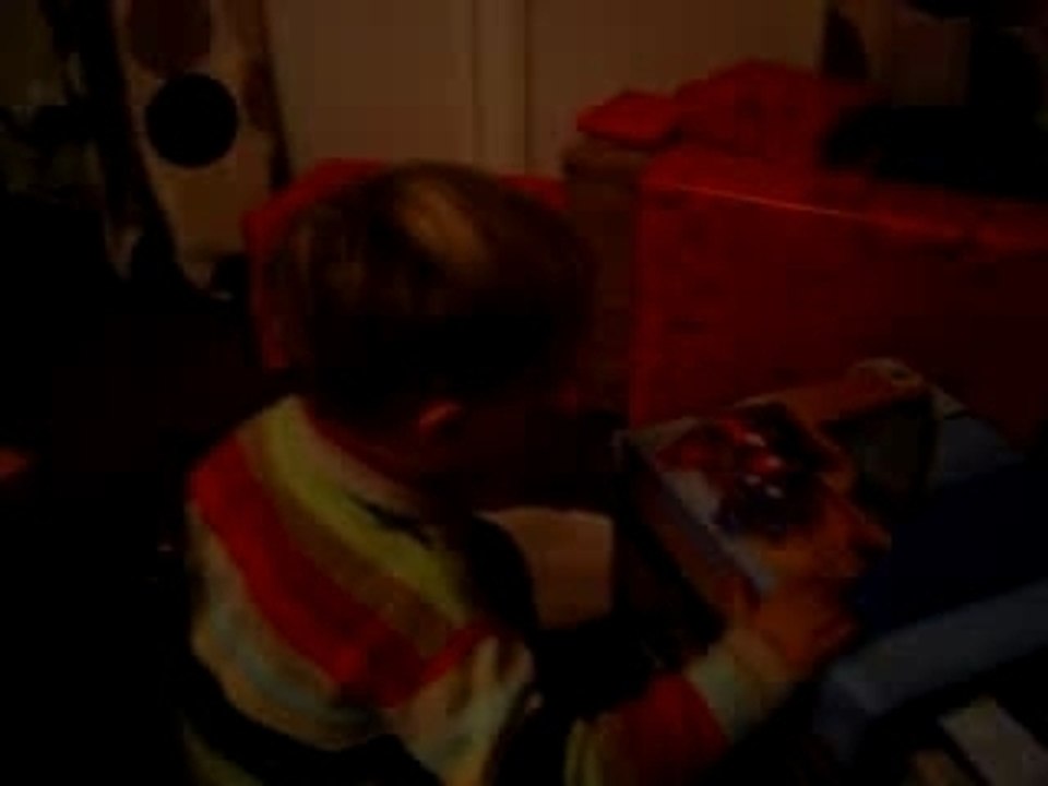 2007.12.24 - Paul découvre un de ses cadeaux