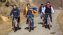 Salman Khan ने Union Minister Kiren Rijiju संग लगाई Cycle Race, Watch Video | FilmiBeat