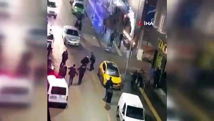 Erzurum’da bardan çıkan alkollü 2 grup birbirine girdi...Kavga anları kamerada