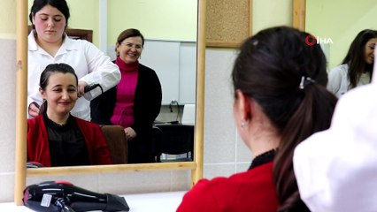 24 Kasım Öğretmenler Günü öncesi öğretmenlerinin saç bakımını yaptılar