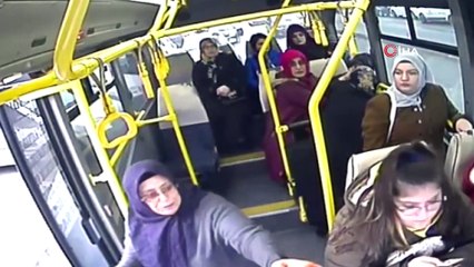 Minibüste bayılanı kadını kahraman şoförün hastaneye yetiştirme mücadelesi kamerada