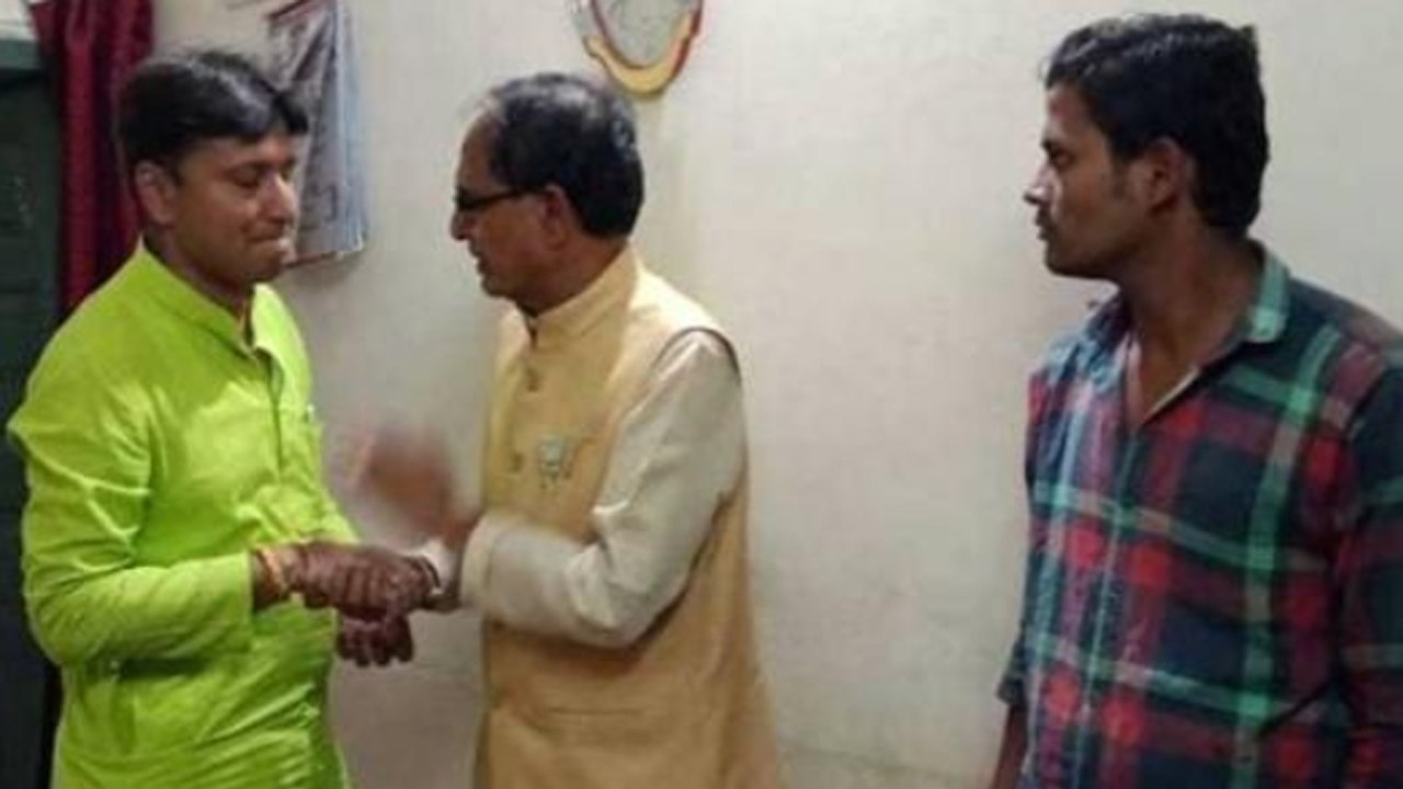 MP Elections 2018: Shivraj Singh Chouhan की निर्दलीय प्रत्याशी के साथ गुंडागर्दी | वनइंडिया हिंदी