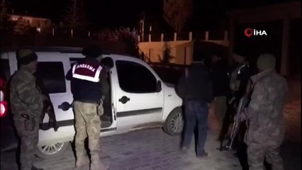 Van'da 5 Kişilik Araçtan 17 Kaçak Çıktı