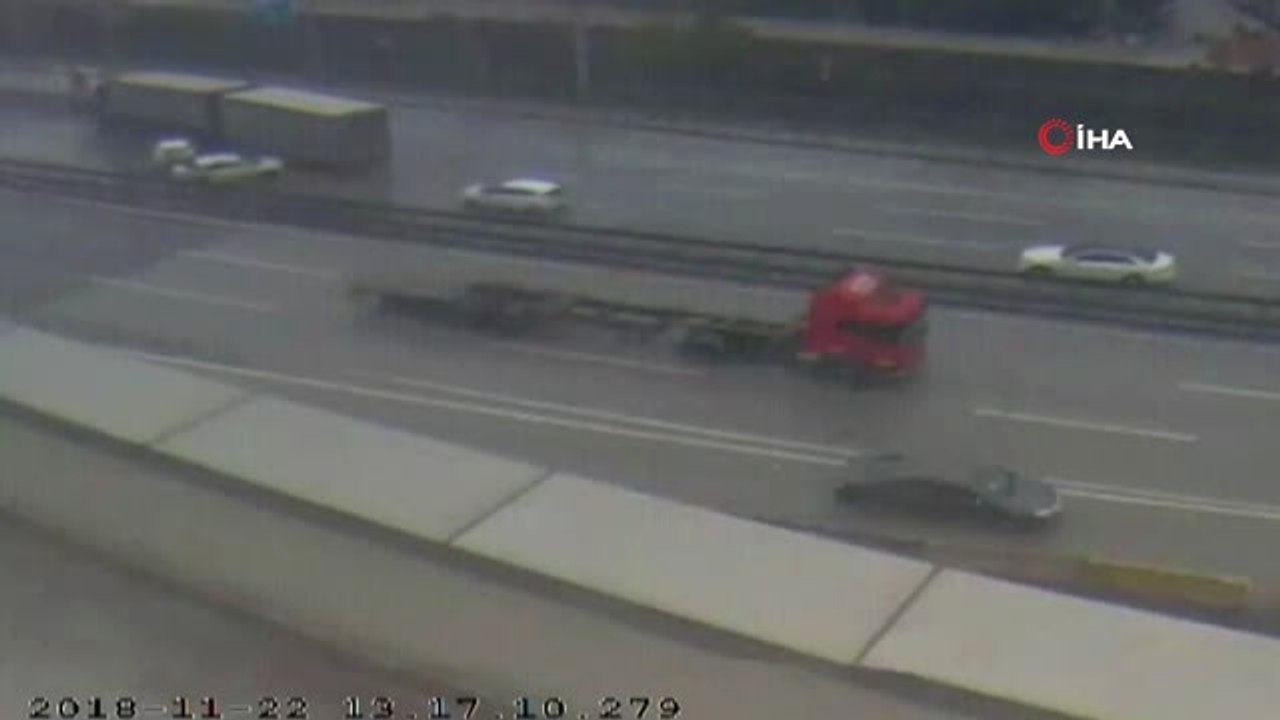 5 Otomobil ve 1 Tırın Karıştığı Zincirleme Trafik Kazası Kamerada