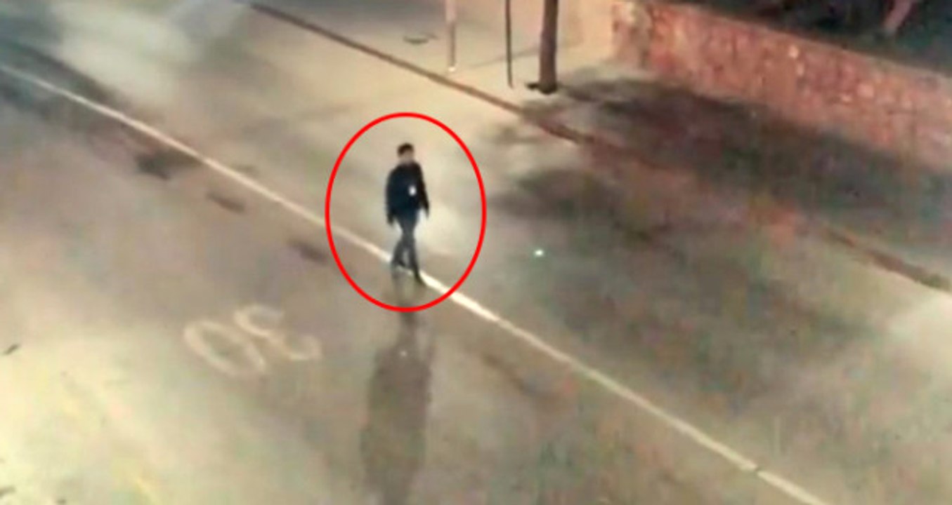 Yıldız Tilbe Şarkısı Söyleyerek Sokakta Yürüyen Genç, Sosyal Medyayı Salladı