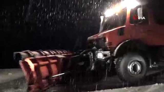 Kar ve Tipi Aniden Bastırdı, Araçlar Yolda Mahsur Kaldı