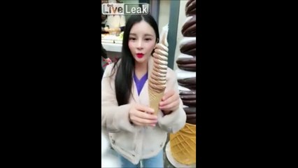 Incroyable - Elle parvient à rentrer entièrement cette glace gigantesque dans sa bouche en une seule fois