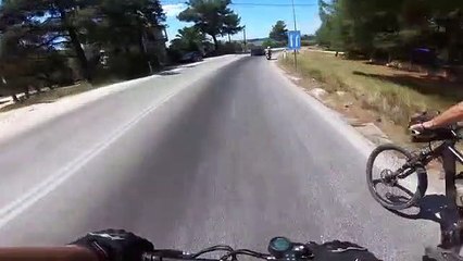 Il roule à 90 km/h avec sa trottinette électrique... Fou