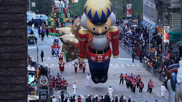 День благодарения: холод параду не помеха