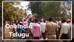 Telangana Elections 2018 : టీఆర్ఎస్ పార్టీ అభ్యర్థిని చెప్పులతో వెంబడించిన జనం | Oneindai Telugu