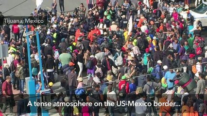 Скачать видео: Migrants push on to US-Mexico border bridge as US holds drills