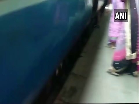 Un bébé passe sous un train