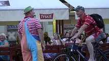 Un clown arrête un cycliste imprudent