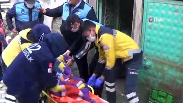 Ayşe Nine için ekipler harekete geçti...Hasta olduğu için yatağından kalkamadığı anlaşılan yaşlı kadın hastaneye kaldırıldı