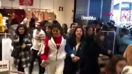 İndirimli ürün için yerlerde sürüklendiler!
