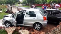 Veículos batem e muro de residência acaba danificado