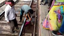 Un bébé passe sous un train en Inde