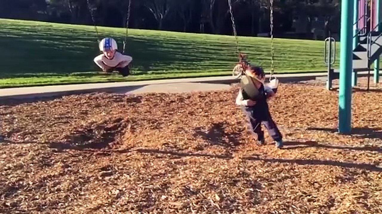 فيديو مضحك صراعات الاخوة في الطفولة لن تتوقف عن الضحك