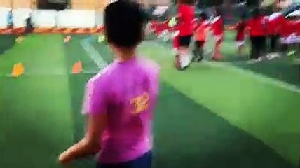 آدم أندرو موهوب كرة القدم تحت ست سنوات