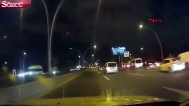 Trafikte tehlikeli oyun! Direksiyonu kırıp, frene bastı