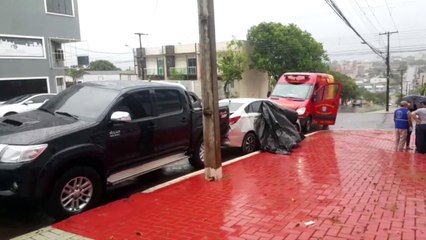 Veículos batem e uma mulher fica ferida