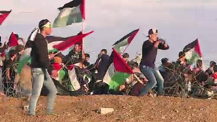 Des Palestiniens manifestent à la frontière entre Gaza et Israël