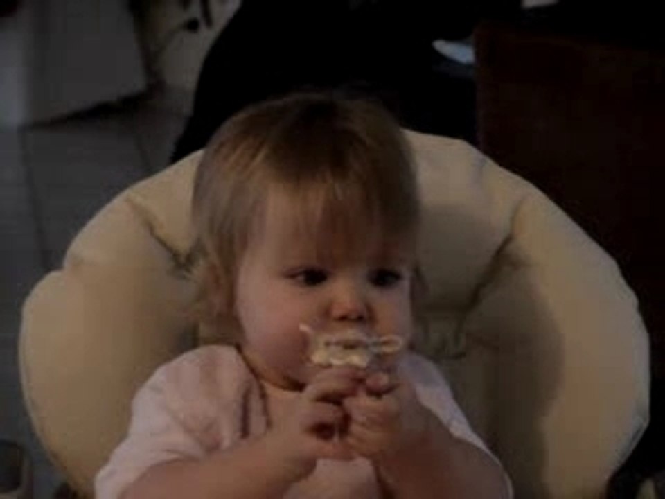 Emma mange toute seule