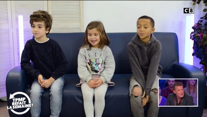 Des enfants découvrent des objets des années 90