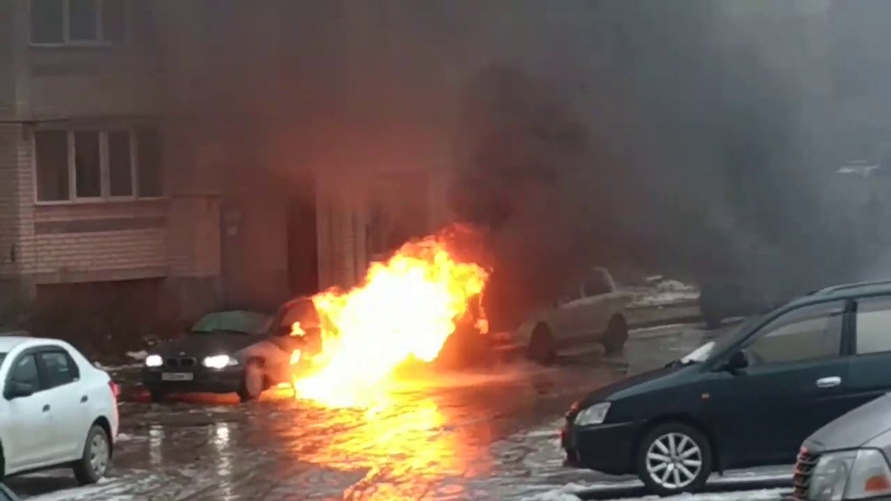 Un homme réussit à s'échapper d'une voiture en feu