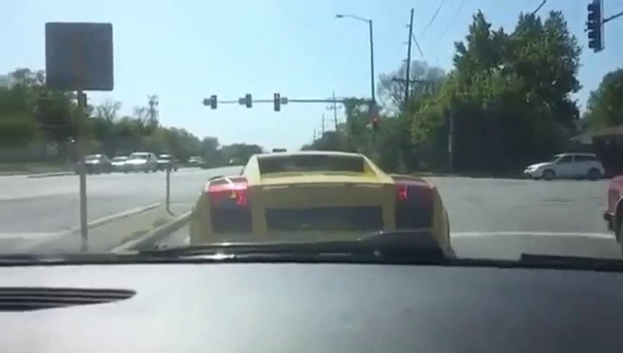 Il sort sa Lamborghini toute neuve mais ne sais pas conduire... FAIL