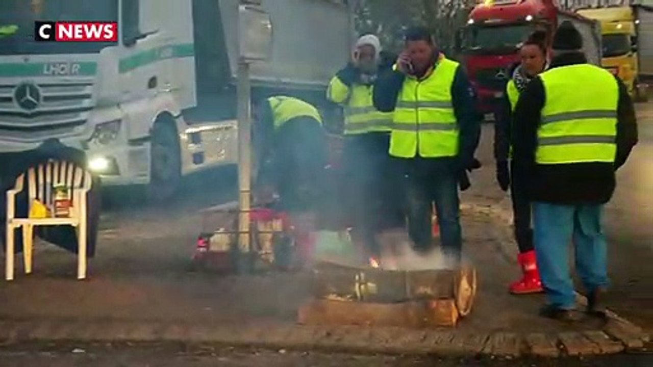 Gilets jaunes : Emmanuel Macron lâche du lest