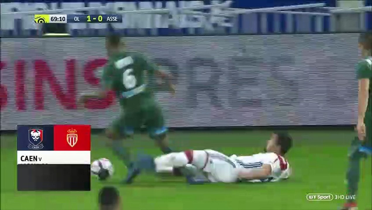 Rafael sent off for a crazy tackle vs Saint Etienne!
