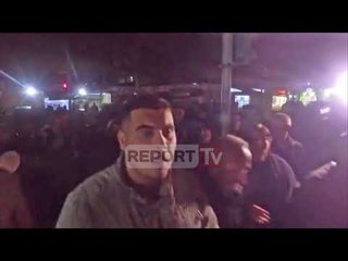 Report TV - Shoferi humbet durimin dhe futet me shpejtësi mes protestuesve te Unaza e Re