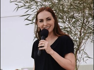 É tempo de cortar tudo o que não produz nada, é tempo de produzir frutos! - Bispa Cléo