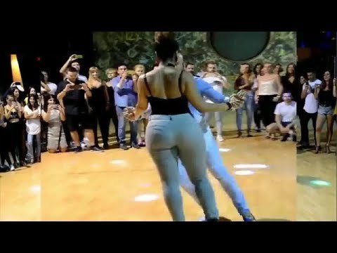 رقص شابة عريضة يجنن على ايقاع شعبي chaba nabila