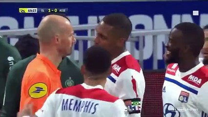 Tacle  de Rafael sur  M'Vila lors Lyon - Saint-Etienne