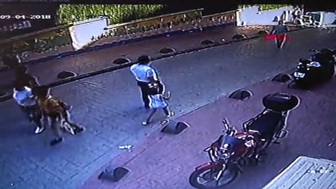 Geri gelirken yaşlı adama çarptı! O anlar güvenlik kamerasına böyle yansıdı
