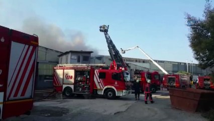 Tuzla OSB'de market deposunda yangın... Ekiplerin müdahalesi sürüyor