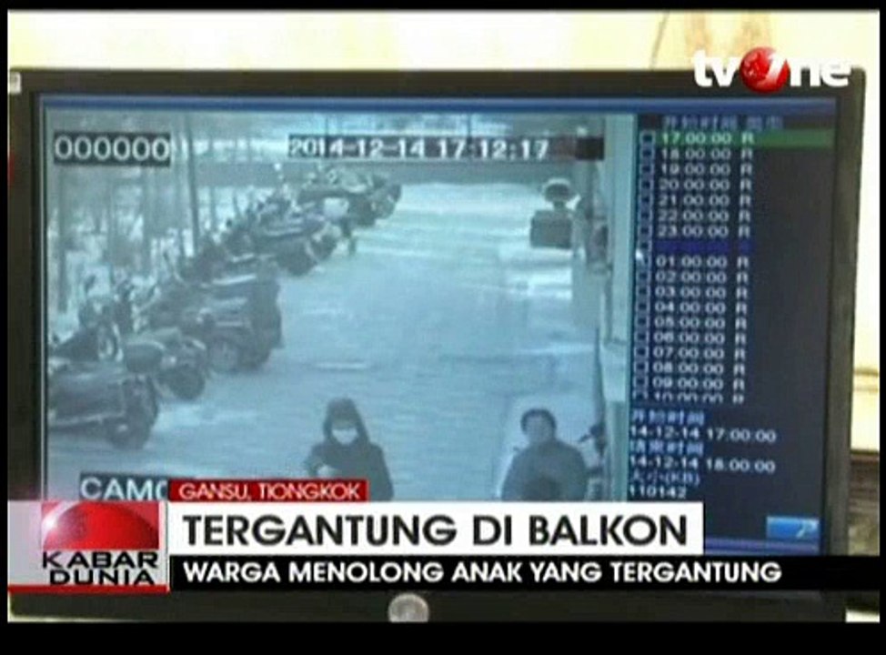 Tergantung di Balkon, Gadis Cilik Berhasil Ditolong