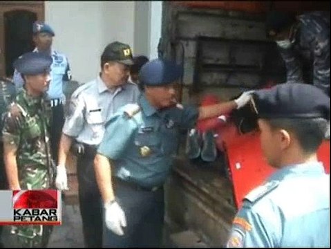TNI AL Serahkan Barang Korban dan Puing AirAsia ke KNKT