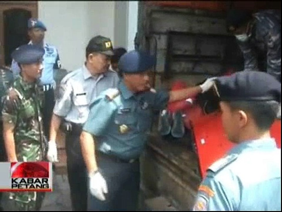 TNI AL Serahkan Barang Korban dan Puing AirAsia ke KNKT