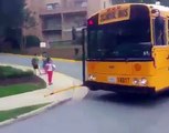 LA DISCIPLINE AU CANADA...QUAND LE BUS SCOLAIRE DÉPOSE LES ENFANTS, TOUT LE MONDE S'ARRÊTE.